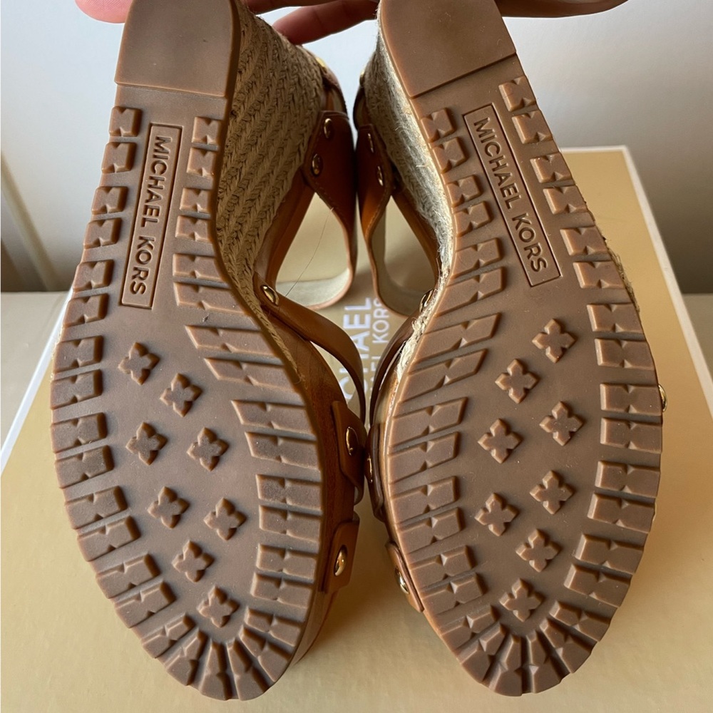 Michael Kors Somerly wedge in peanut. - Picture 6 of 11